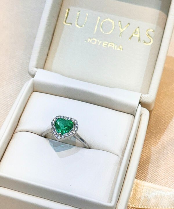 Anillo oro blanco 18k, esmeralda natural corazón y diamantes