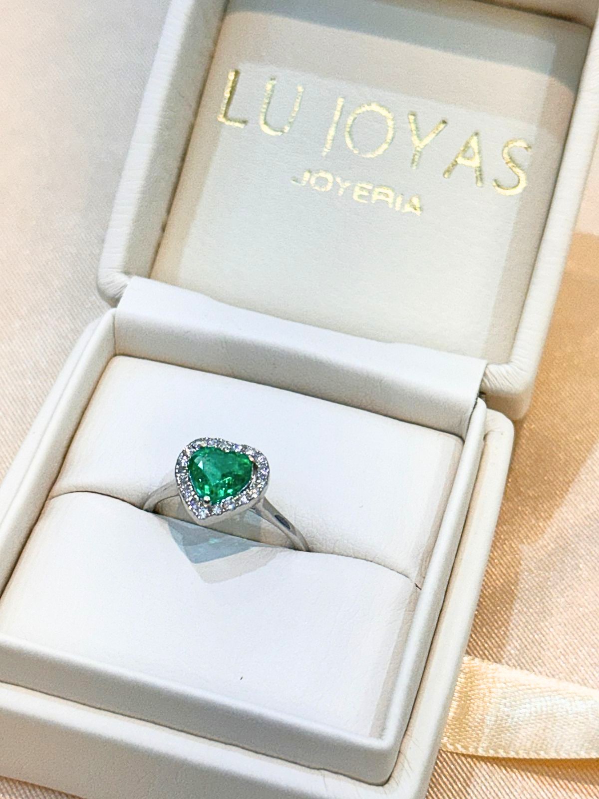 Anillo oro blanco 18k, esmeralda natural corazón y diamantes