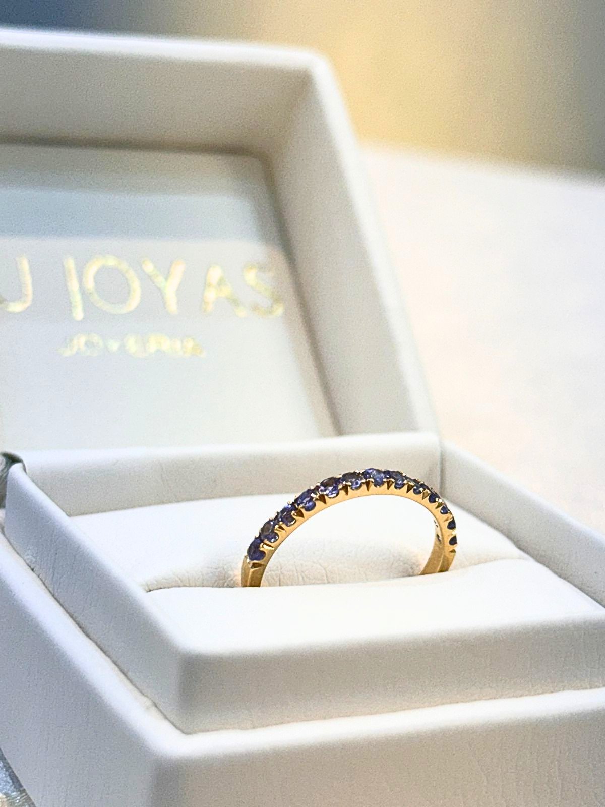 Anillo oro 18k, cintillo con tanzanita natural