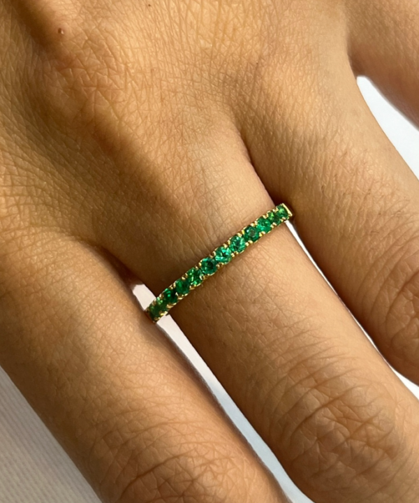 Anillo en oro 18k con esmeralda natural cintillo