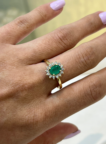 Anillo en oro 18k con esmeralda y diamante natural diseño marquesa