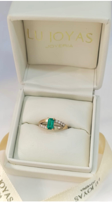 Anillo en oro 18k con esmeralda y diamantes