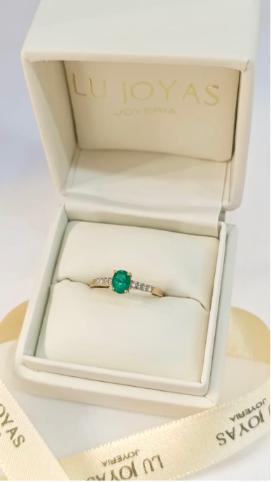 Anillo en oro 18k con esmeralda y diamantes