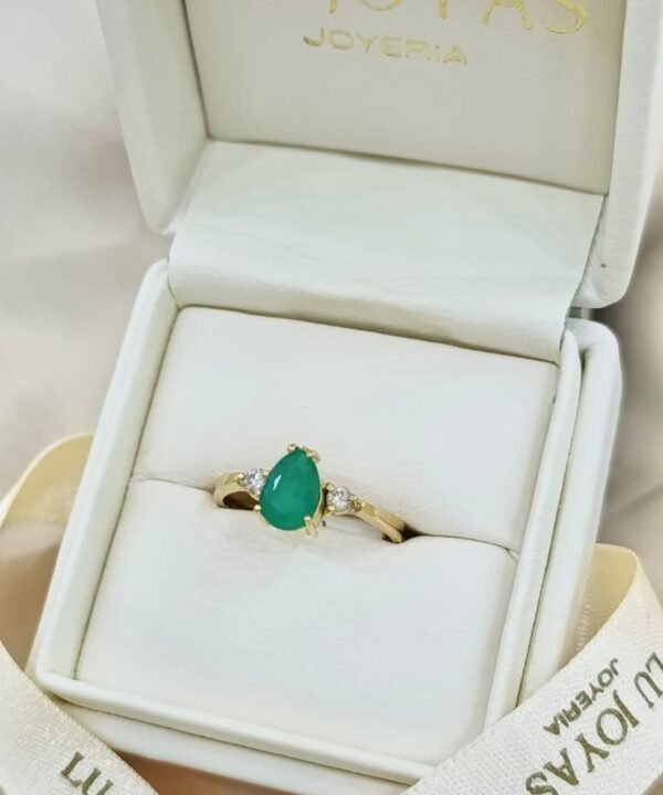 Anillo en Oro18k con Esmeralda en lágrima y Diamantes