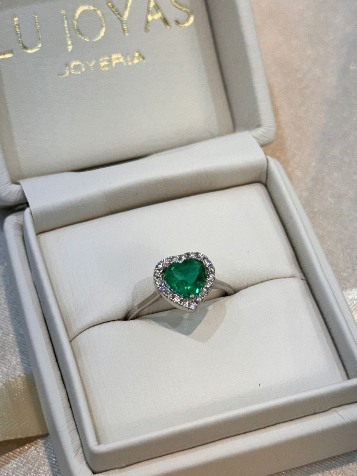 Anillo oro blanco 18k, esmeralda natural corazón y diamantes - Image 3