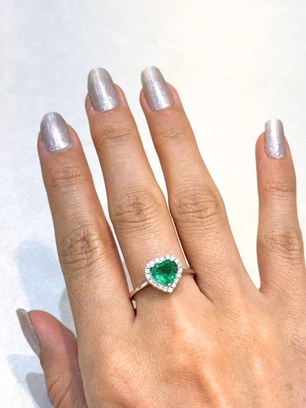 Anillo oro blanco 18k, esmeralda natural corazón y diamantes - Image 2
