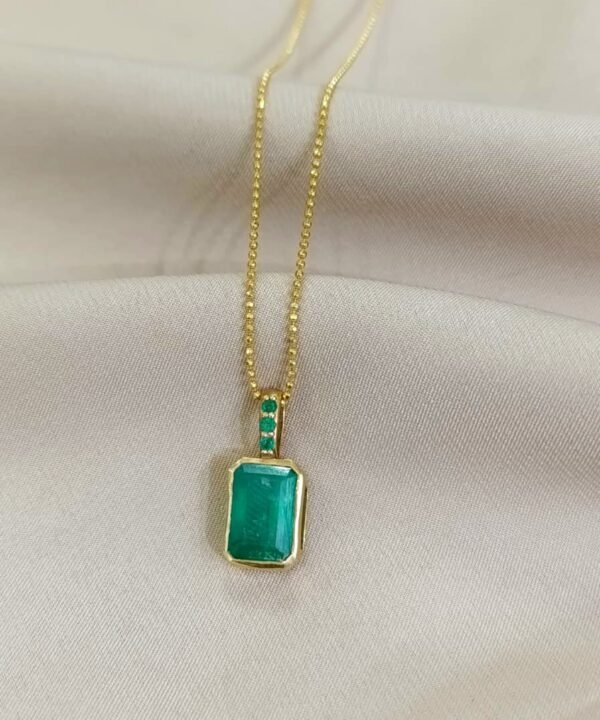 Dije de esmeralda rectangular en oro 18k