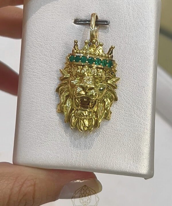 Dije en oro 18k 750 diseño león con esmeraldas naturales