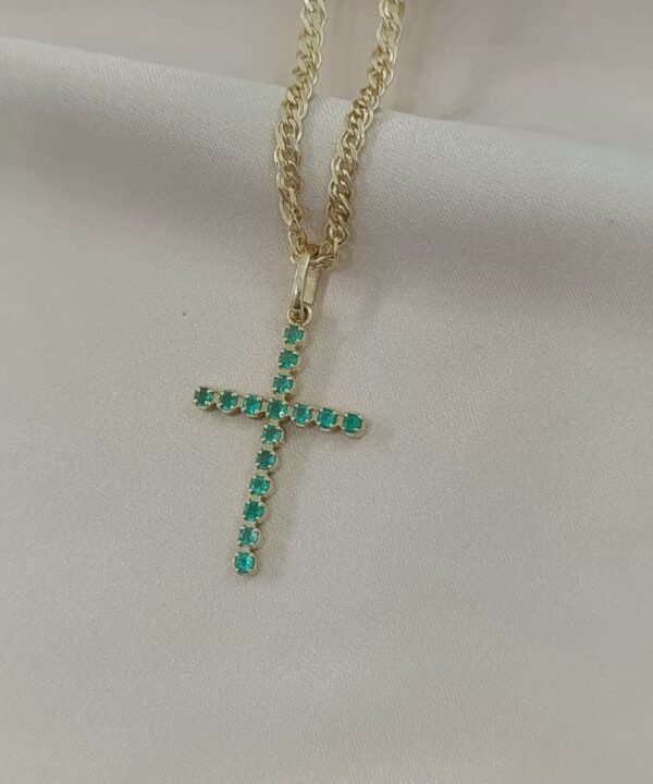 Dije en oro 18k cruz con esmeraldas