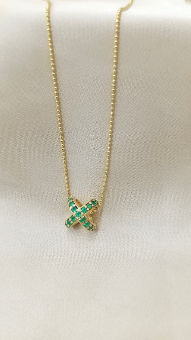 Dije en oro 18k con esmeraldas