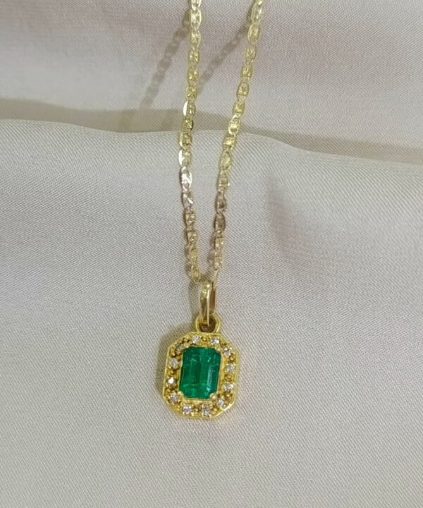 Dije en oro 18k con esmeralda central y diamantes alrededor
