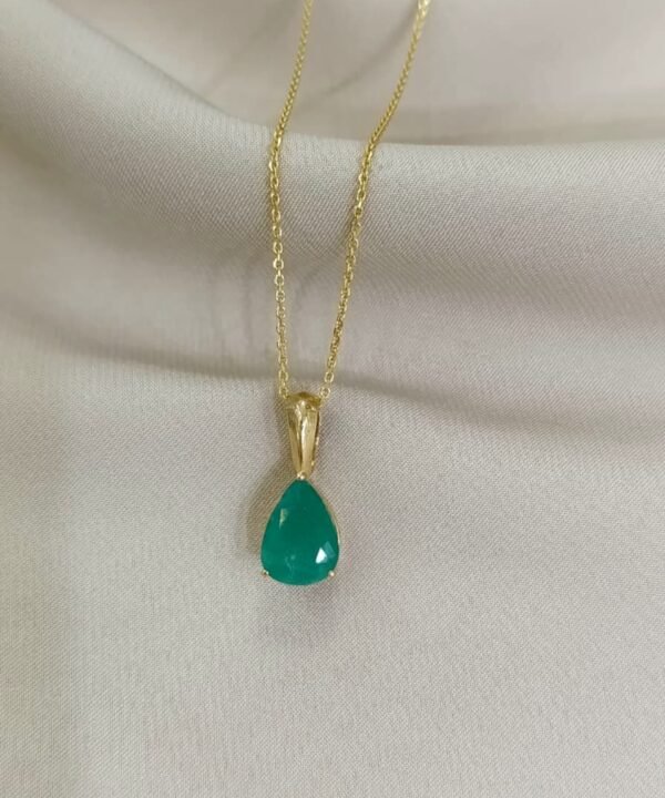 Dije en oro 18k con esmeralda lágrima